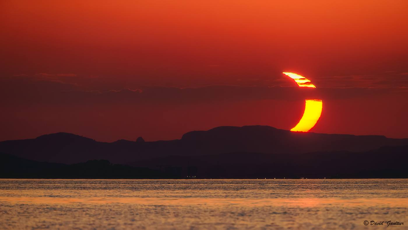 La corne du diable — dernier croissant solaire éclipsé au-dessus des collines, 12 août 2026