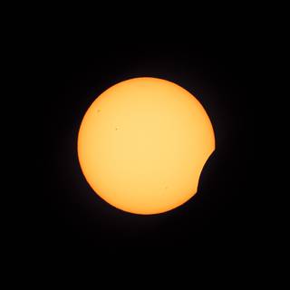 Éclipse solaire à 19 h 35 — premier contact