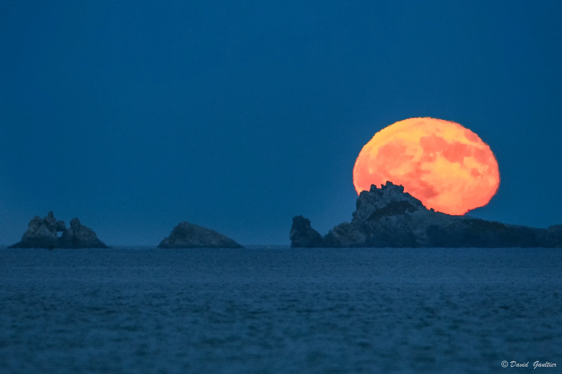 Lune de Feu sur la Mer