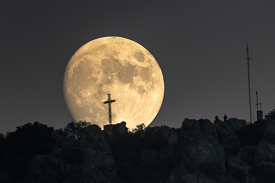La Lune et la Croix