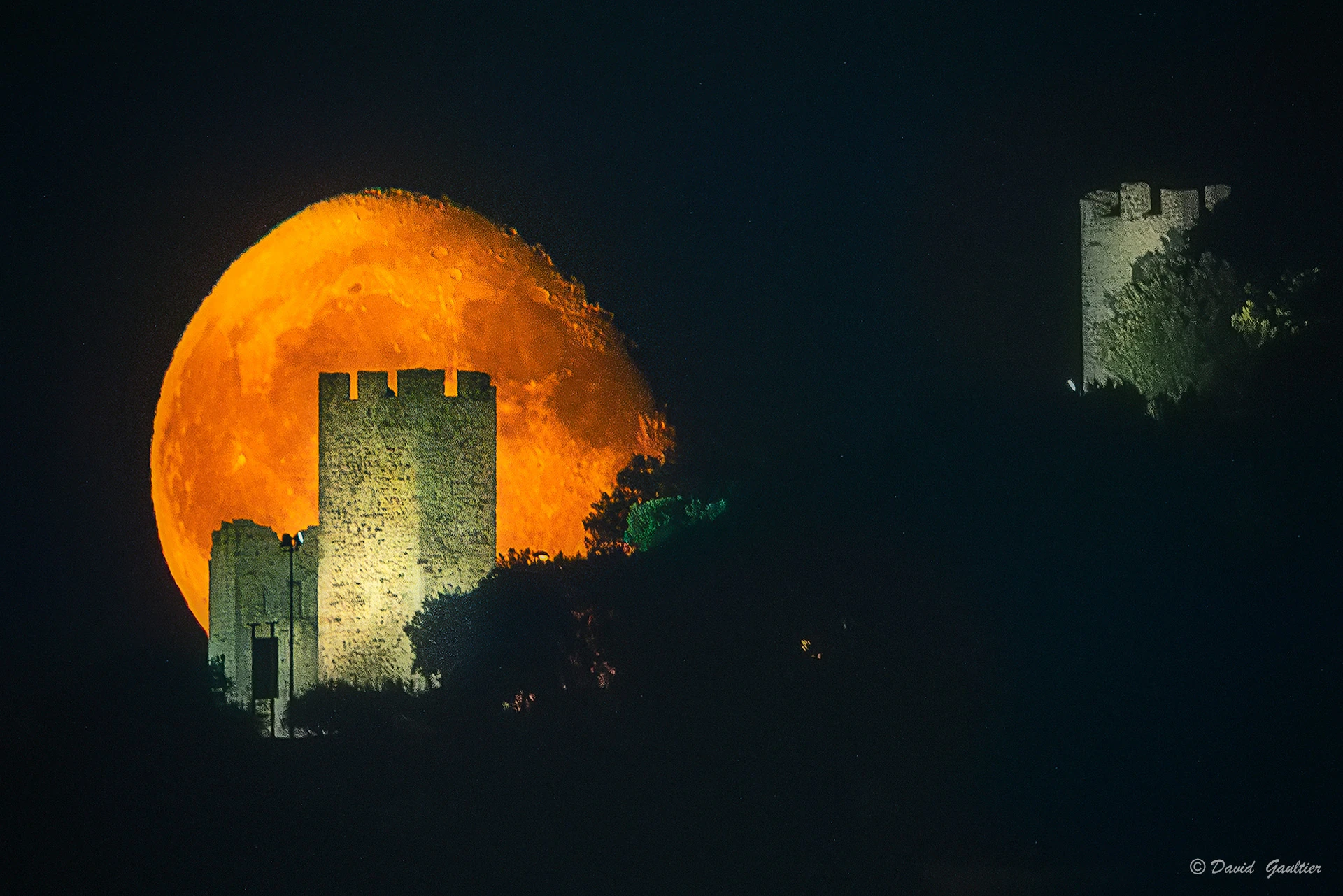 Quand la Lune Embrase les Tours