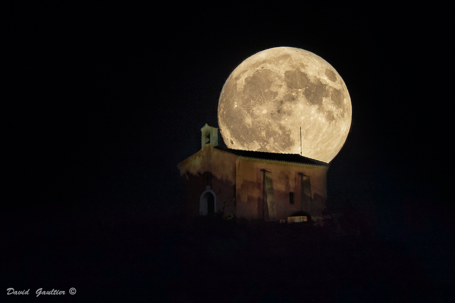 La Lune Pose son Front