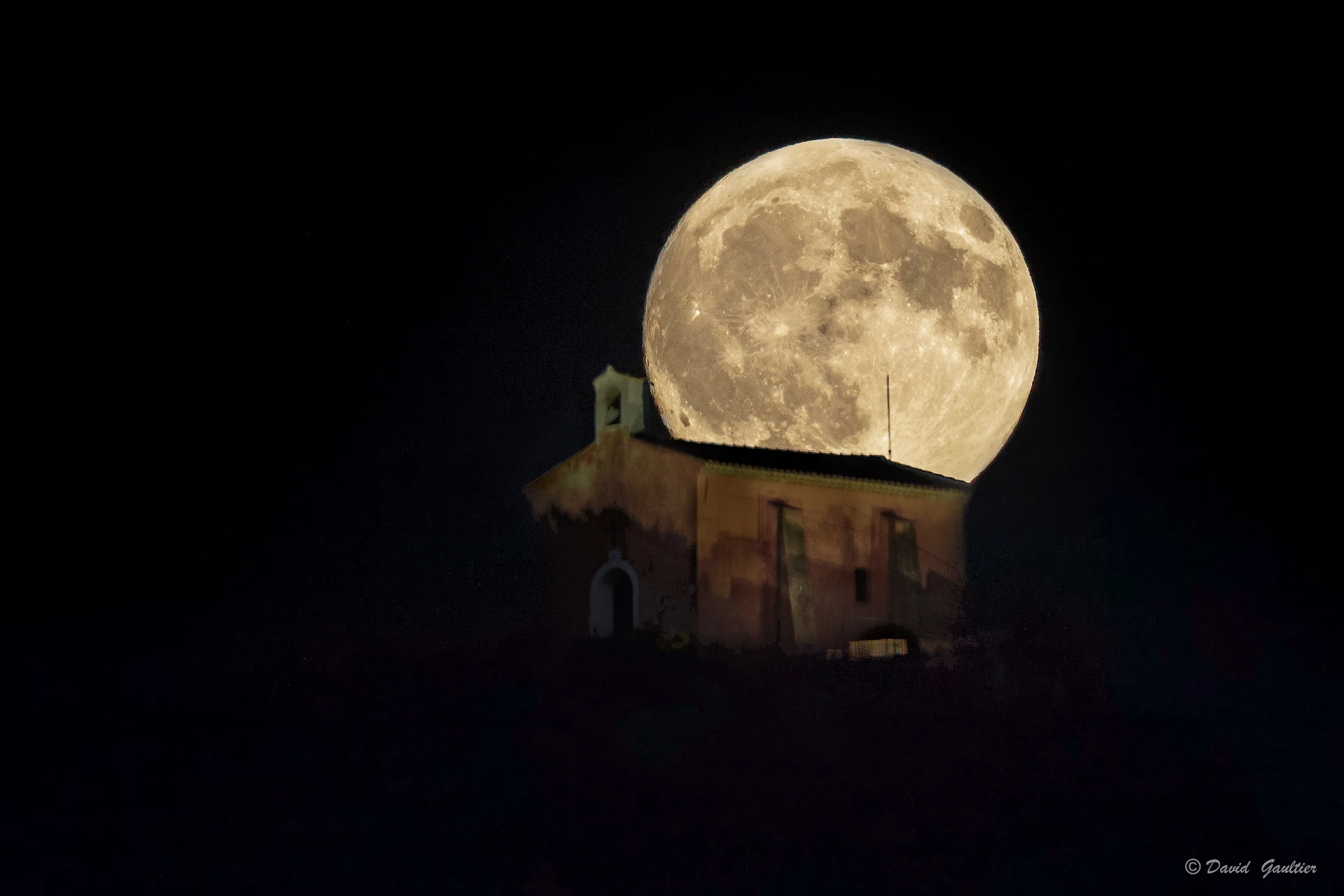 La Lune Pose son Front
