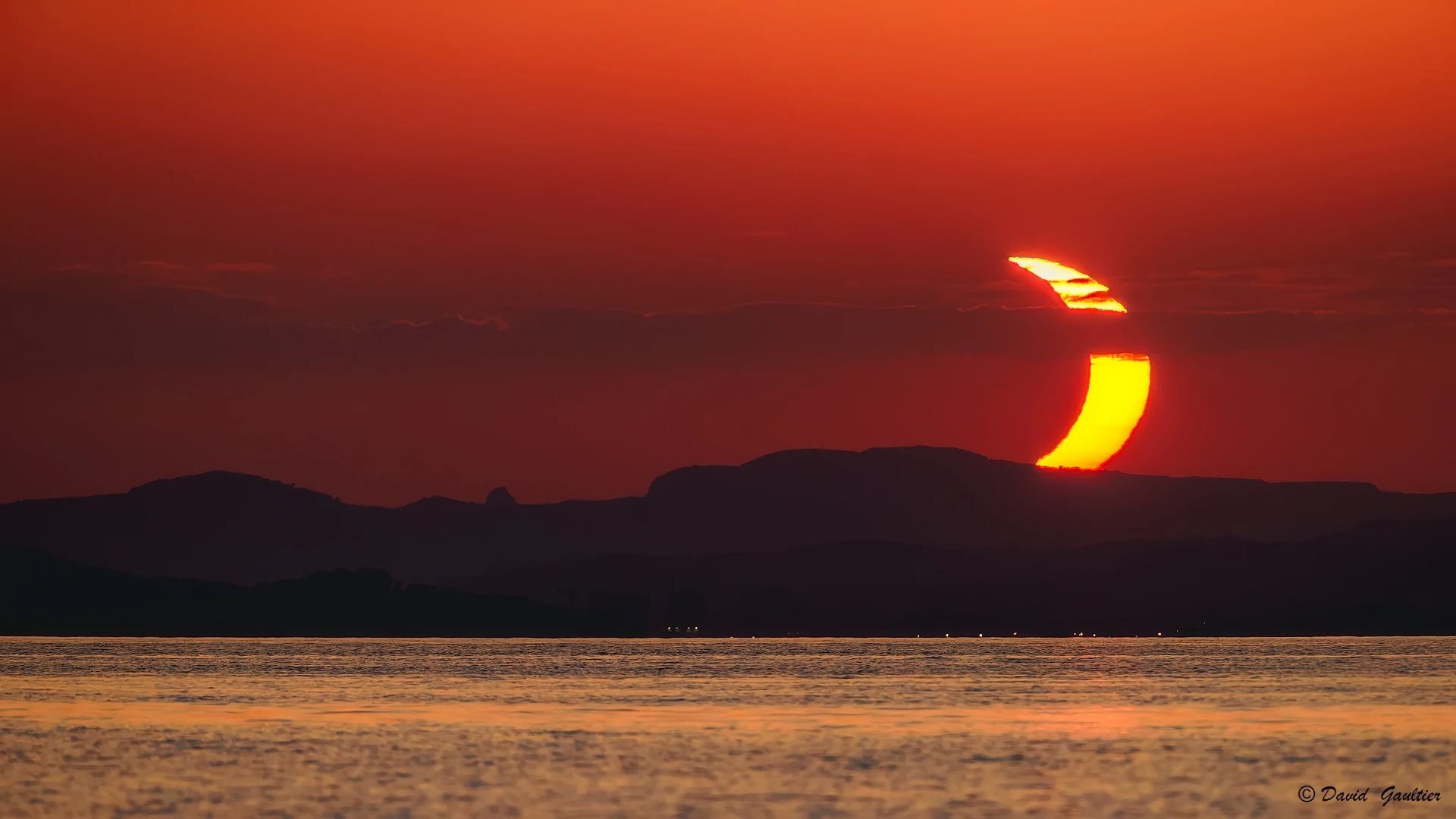 Éclipse solaire du 12 août 2026 au coucher du soleil sur la mer, côtes du Var — La Corne du Diable