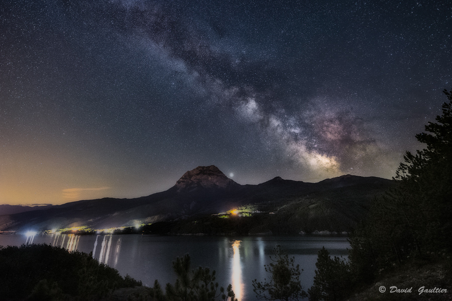 La Montagne Couronnée de Poussière d'Étoiles