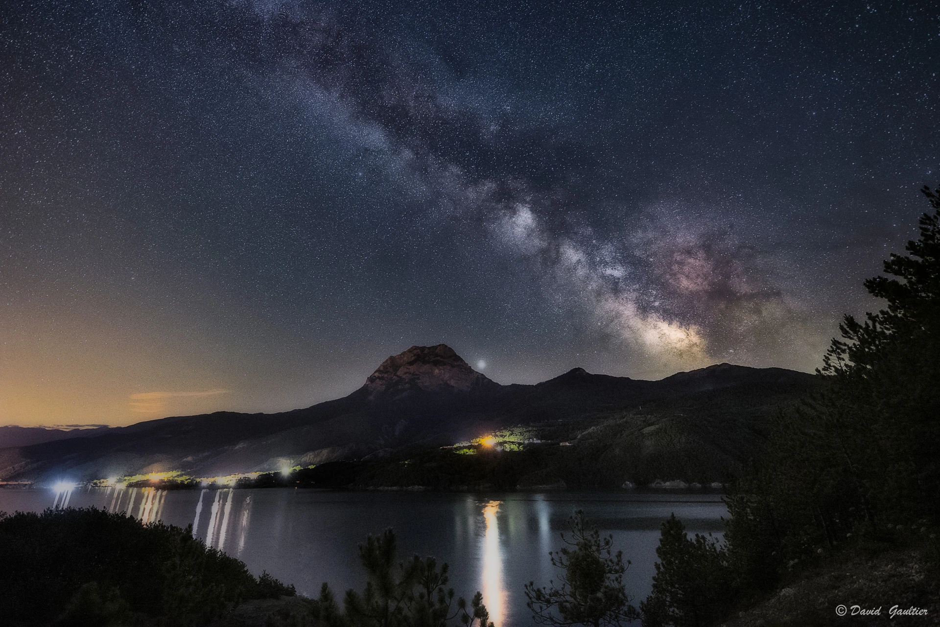 La Montagne Couronnée de Poussière d'Étoiles